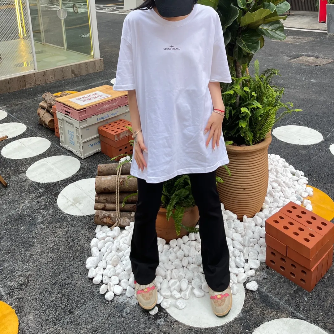 W630#P110💰 [Stone lsland/Stone Island summer new gradient compass print pattern short-sleeved T-shirt] ⚠️[Original creation with high control of details] - Made of 260 grams of combed cotton with 32-count double yarn, soft and comfortable to the touch, sweat-absorbent and breathable. - Simple, basic and versatile style, original single quality, the first choice for couples. - Made in a large factory, four needles and five threads on the shoulder, neat alignment, high quality workmanship. - Same style for men and women. Very versatile, one piece for everyone, details are clearly visible. Color: Black White Size: M L